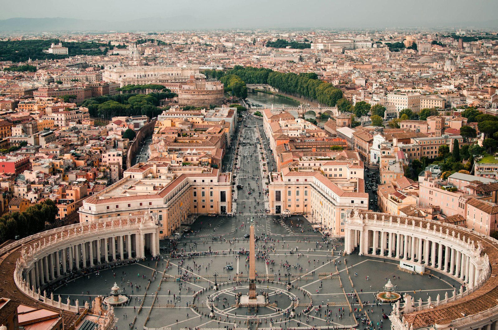 a large city with many buildings and a fountain